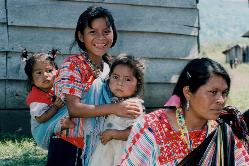 Cine Debate Frayba: Un mundo donde quepan muchos mundos